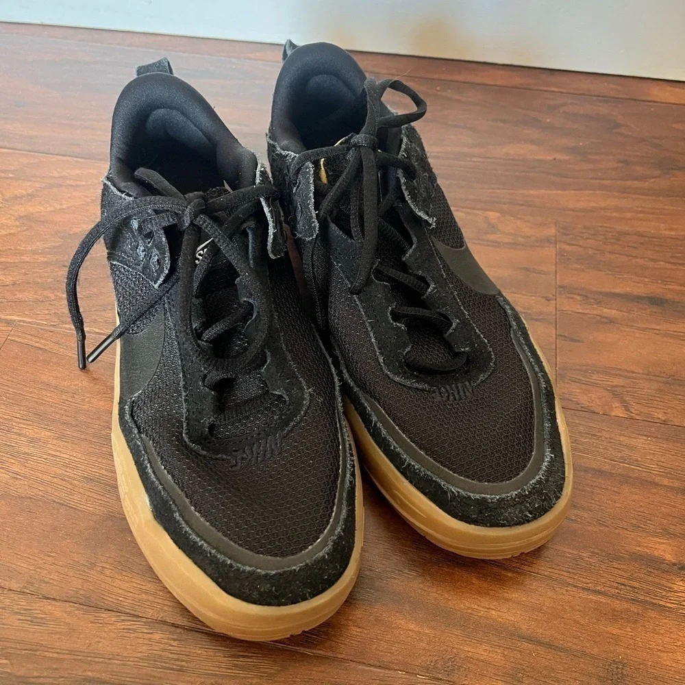NWOT Nike Kids SB Day One Skate Shoe Black and Gum color Sneakers-Size 4.5